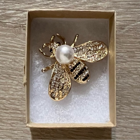 Jewelry - 🔴 Fashion Bee 🐝 Brooch Pin